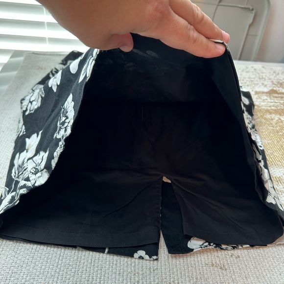 WHITE HOUSE BLACK MARKET Black & White Floral Skirt | Size 12 - Picture 5 of 8